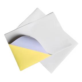 Usos creativos y ventajas prácticas del papel autoadhesivo en la vida cotidiana y los proyectos de bricolaje